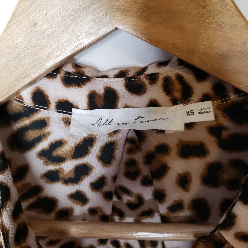 ALL IN FAVOR Leopard Long Sleeve Blouse XS - Picture 4 of 9